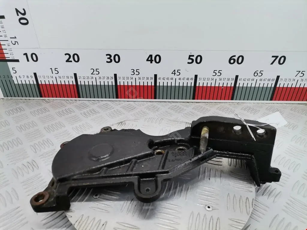 Кронштейн двигателя 123150G010
