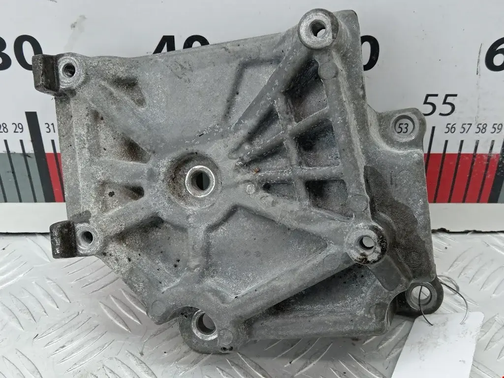 Кронштейн компрессора кондиционера MR398285