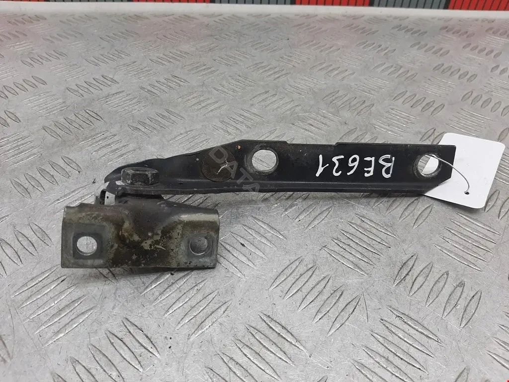 Петля капота 893823301A