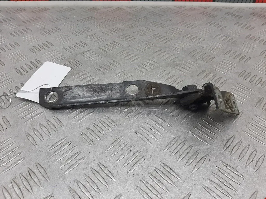 Петля капота 893823302A