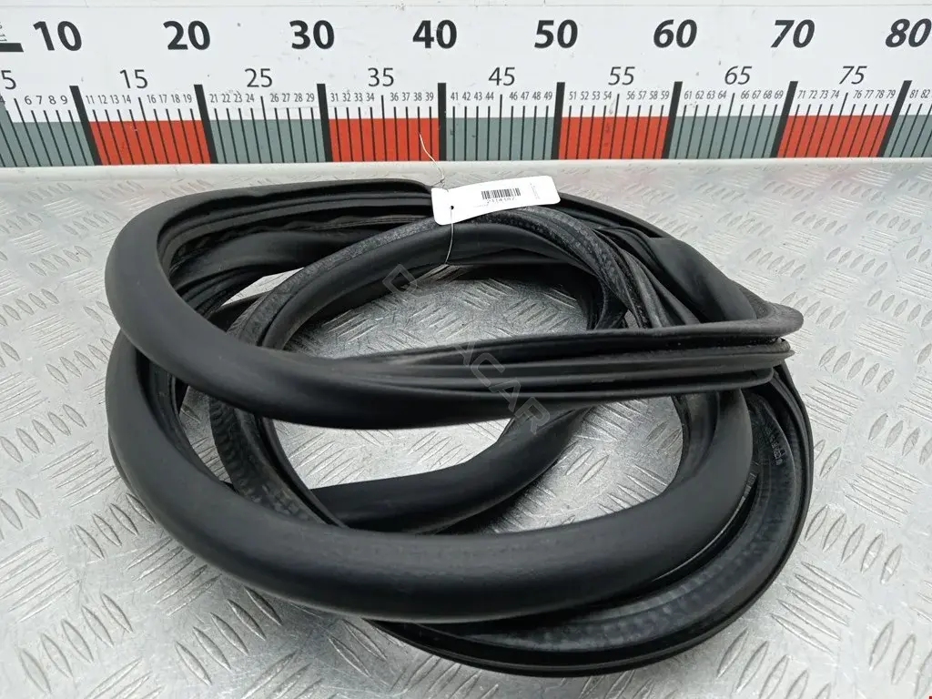 Уплотнитель двери 5K4867911C