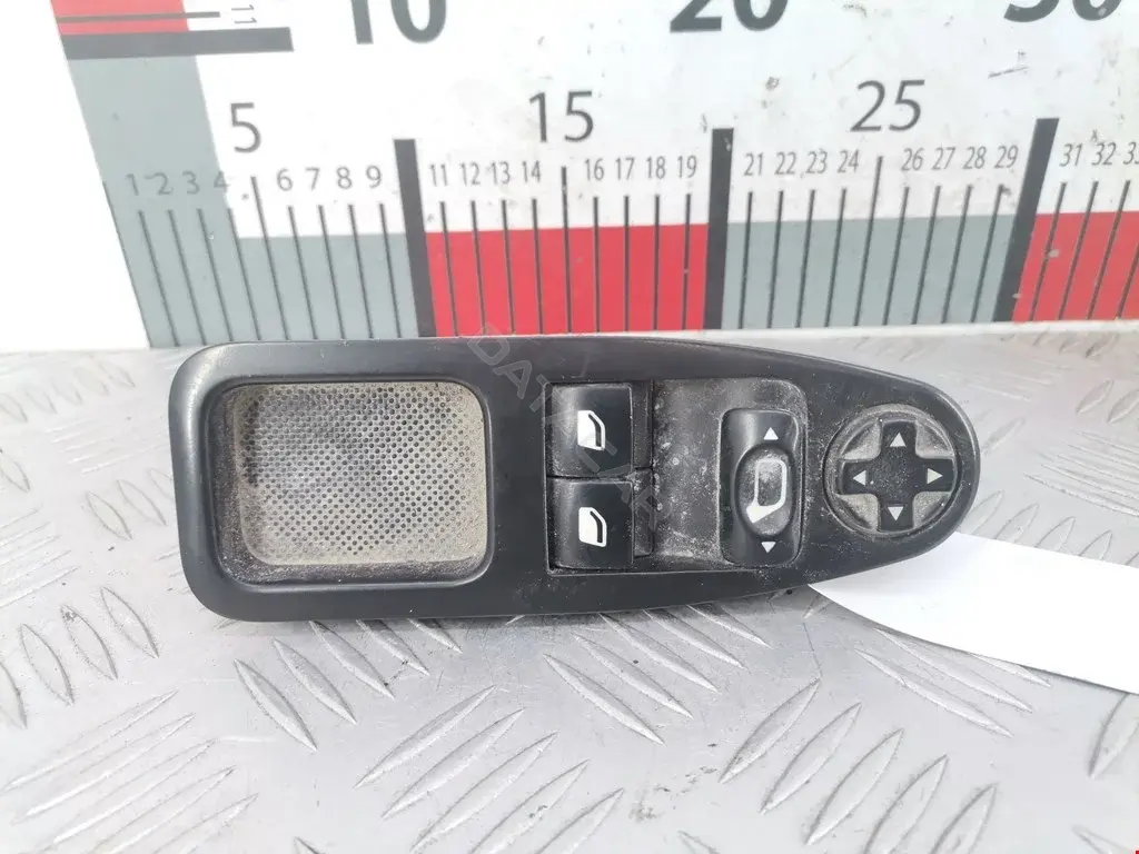 Блок управления стеклоподъемниками SU001A1394