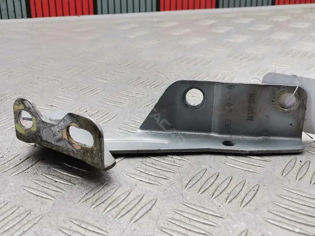 Петля капота MR959411