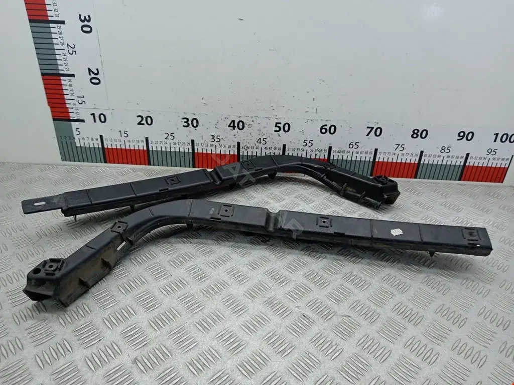 Кронштейн-направляющая бампера 6L0807093B
