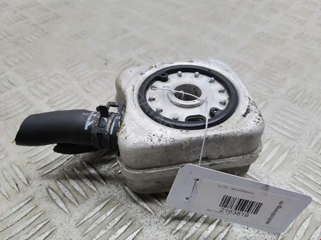 Масляный радиатор двигателя 028117021B, 028117021K, 028117021L