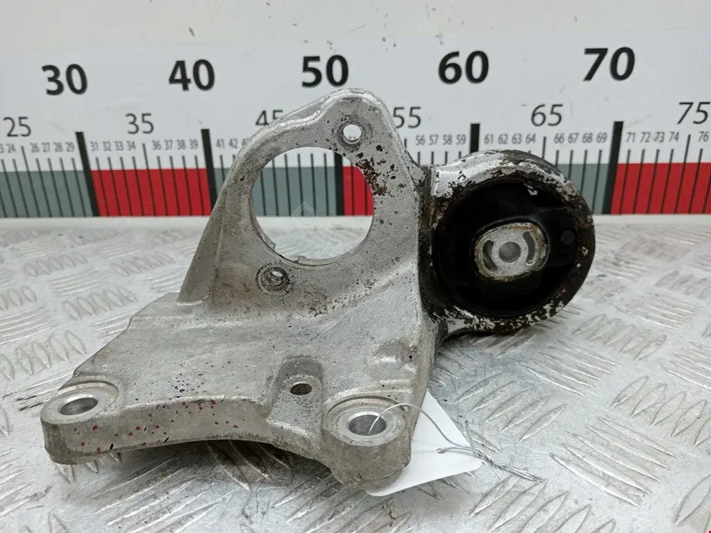 Кронштейн полуоси 2185744