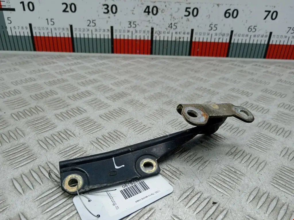 Петля капота M820290