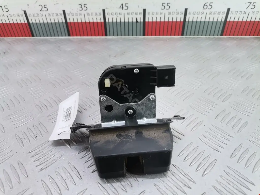 Замок крышки багажника 812303Z000