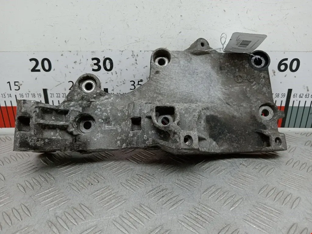 Кронштейн компрессора кондиционера 03G903143A