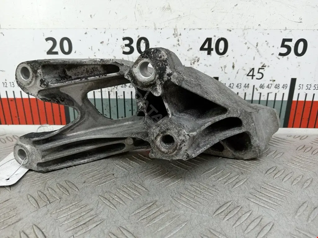 Кронштейн двигателя 8K0199307A