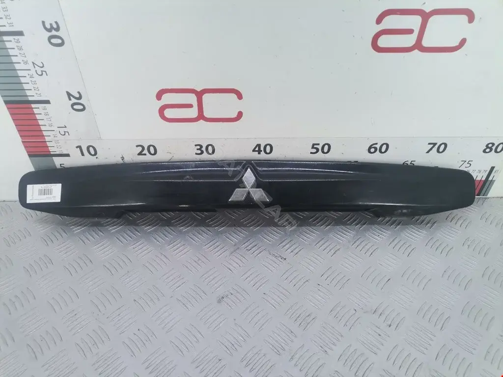 Накладка крышки багажника MR535239