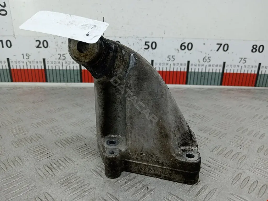 Кронштейн двигателя A6422230104