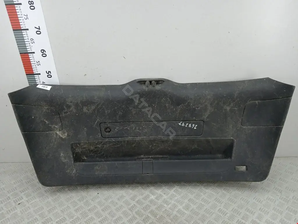 Обшивка крышки багажника 8R0867970B