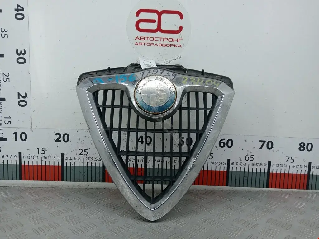 Решетка радиатора 156017393, 156035881
