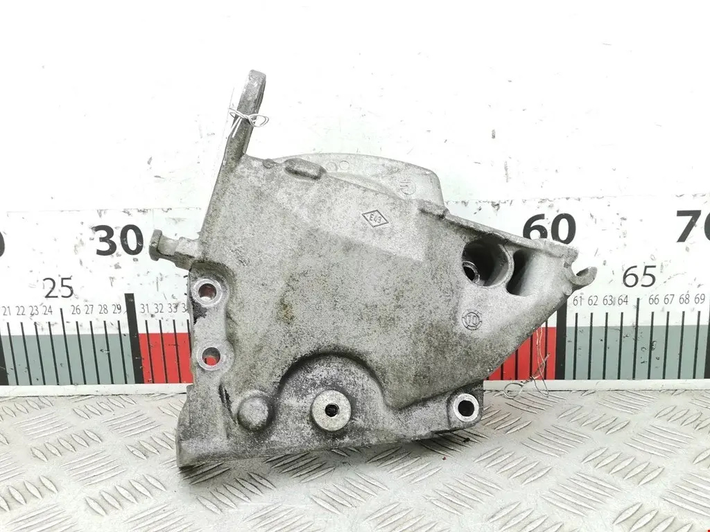 Кронштейн двигателя 8200591131