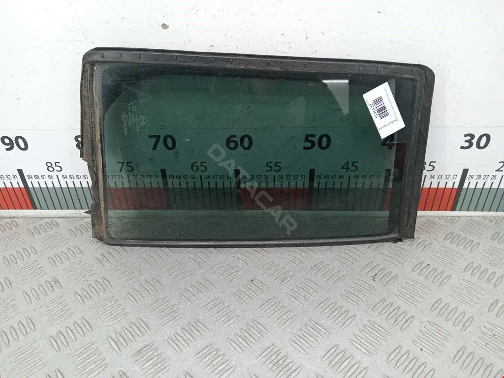 Форточка задняя правая C24372661