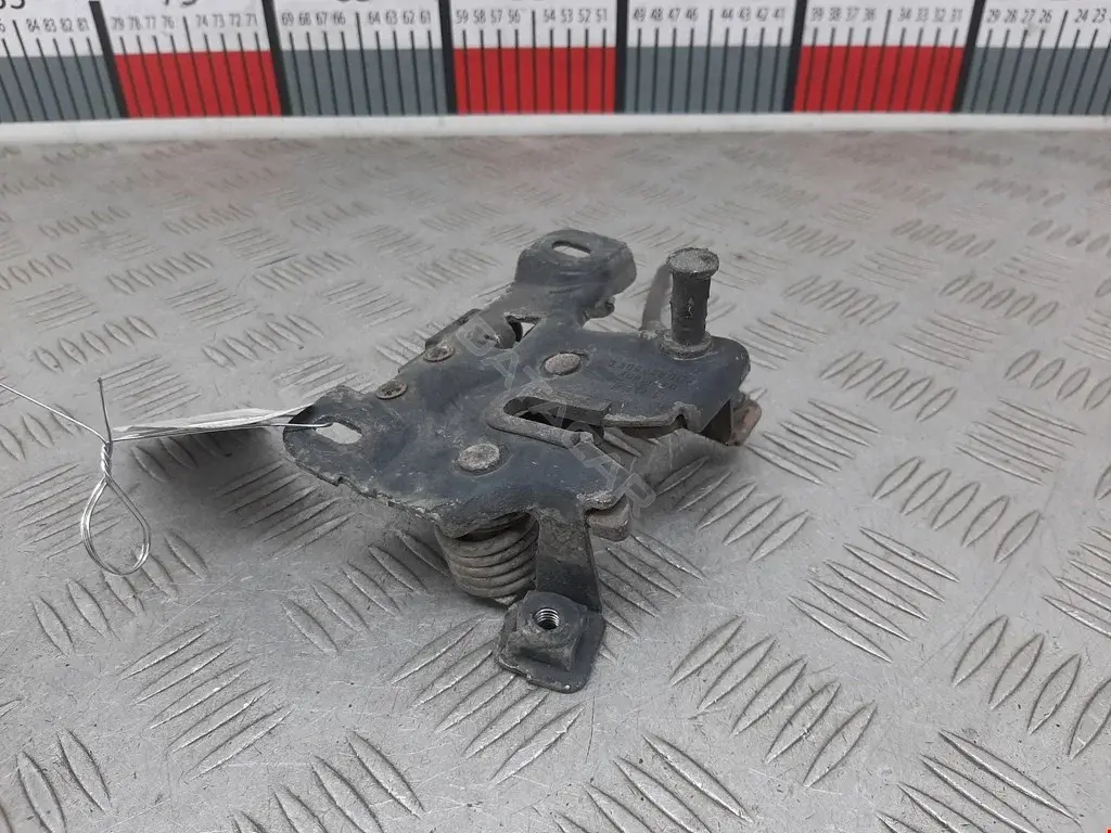 Замок капота 8D0823509C, 8D0823509J
