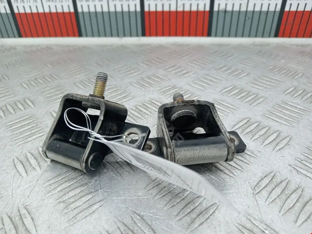 Петля крышки багажника MR959489