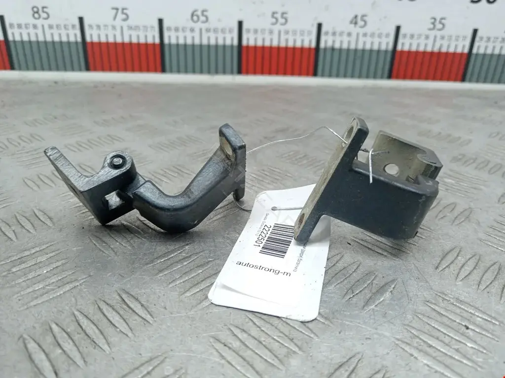 Петля крышки багажника 1U6827301
