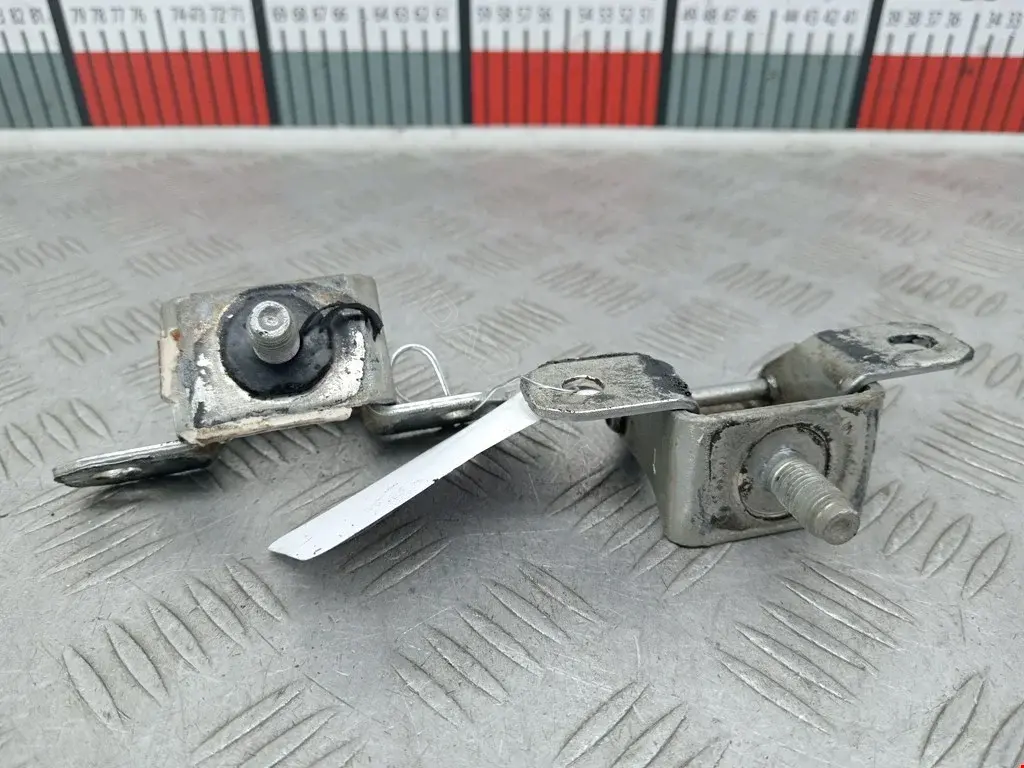 Петля крышки багажника 904001KA0A