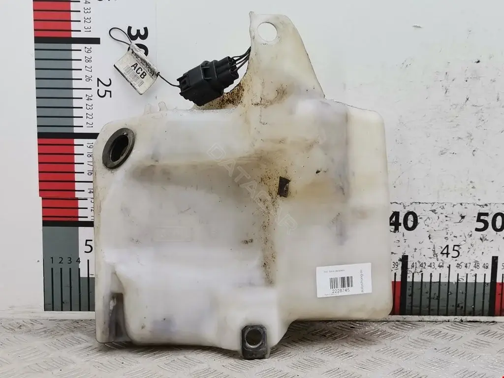 Бачок омывателя AV6117B613AB