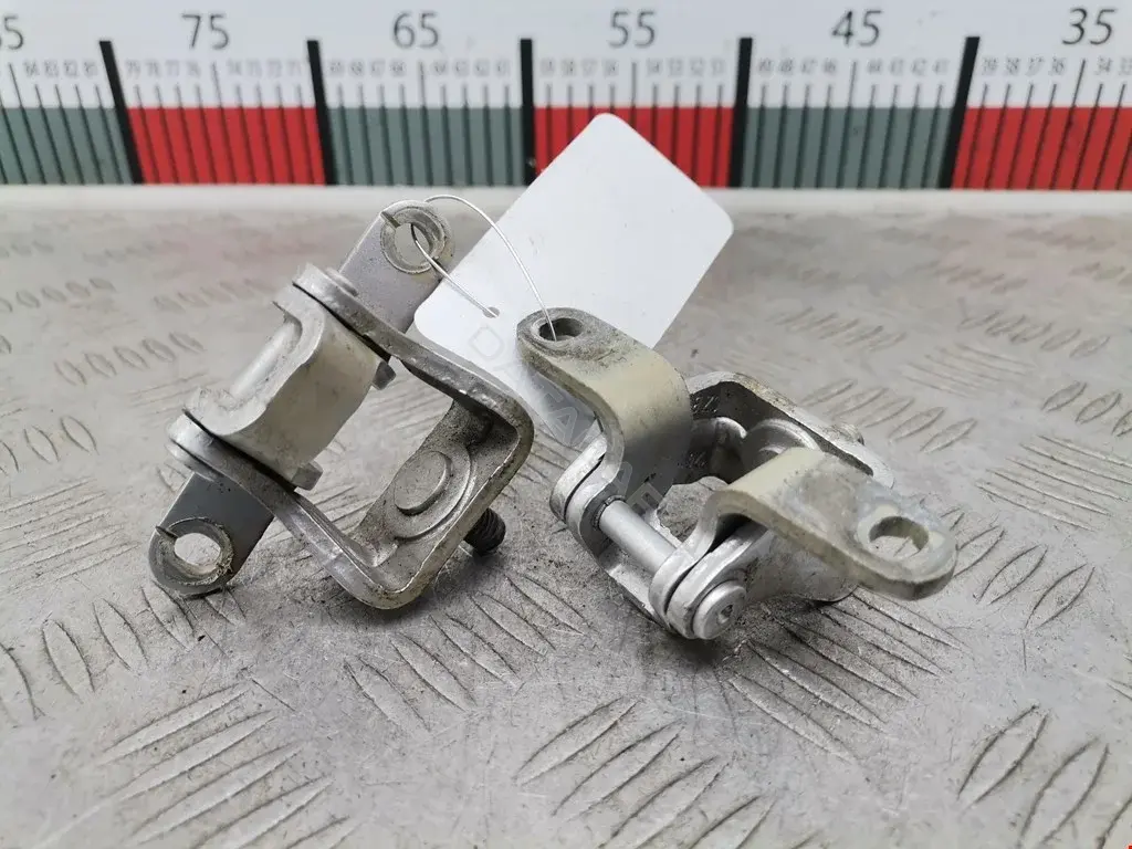 Петля крышки багажника 1Z5827301D, 1Z5827302C, 1Z5827302D