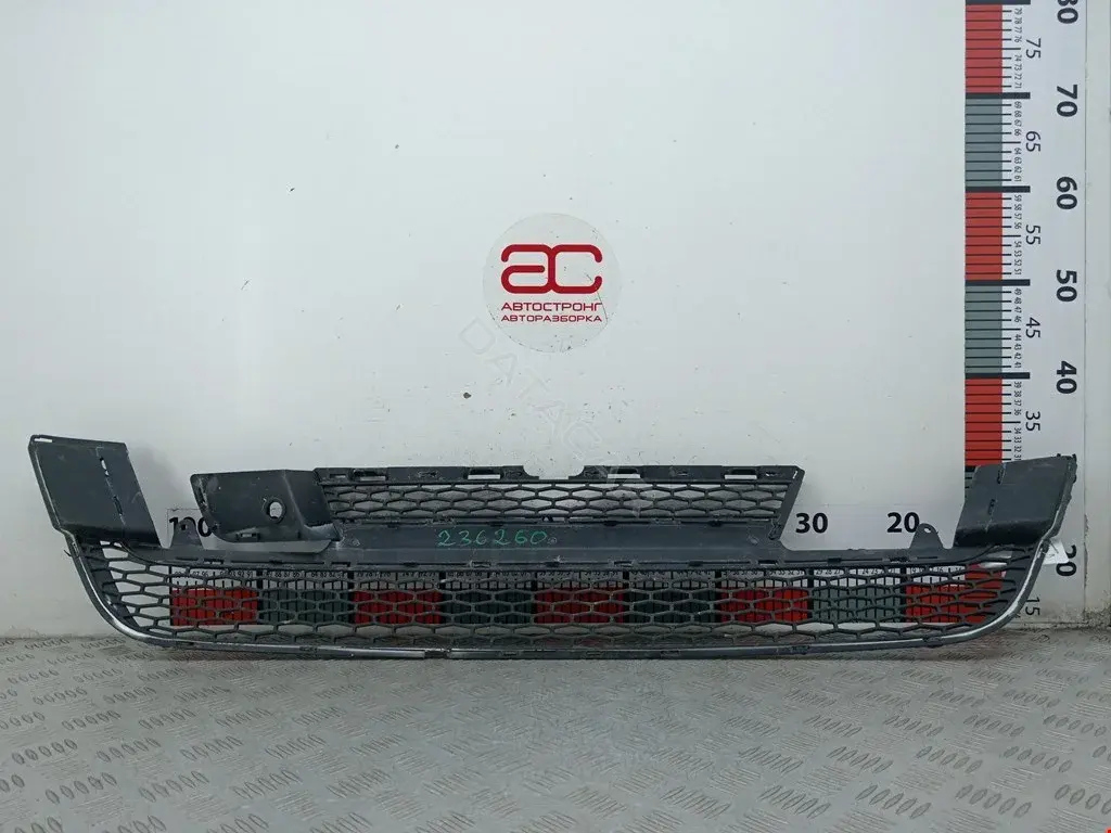 Решетка бампера / заглушка BJ3M17K945B