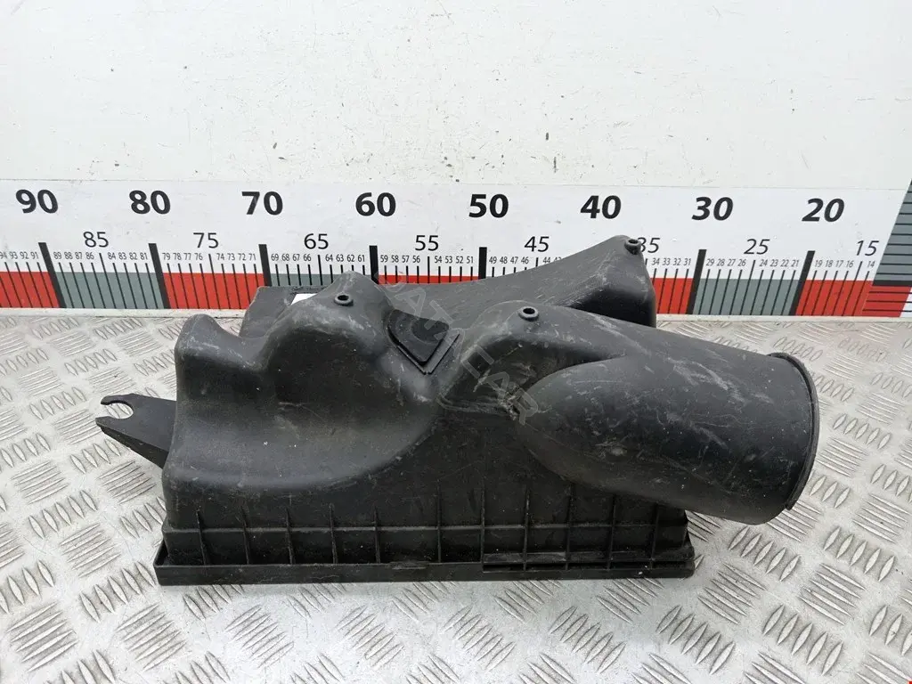 Корпус воздушного фильтра 13717792416, 6575526