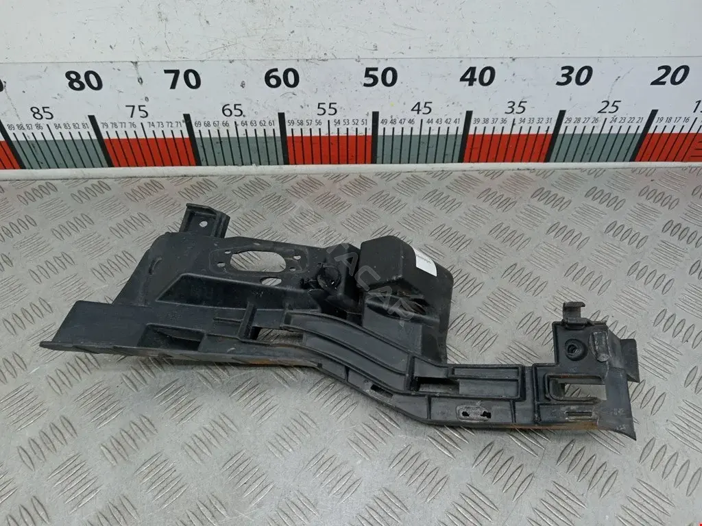 Кронштейн-направляющая бампера 4G0807096
