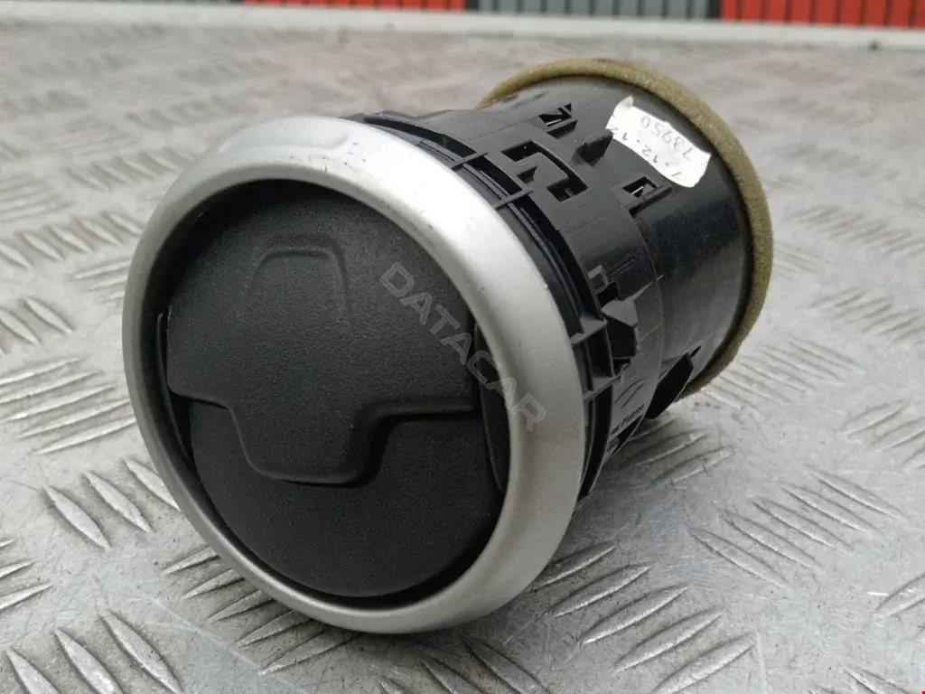 Дефлектор обдува салона 68760JD10A
