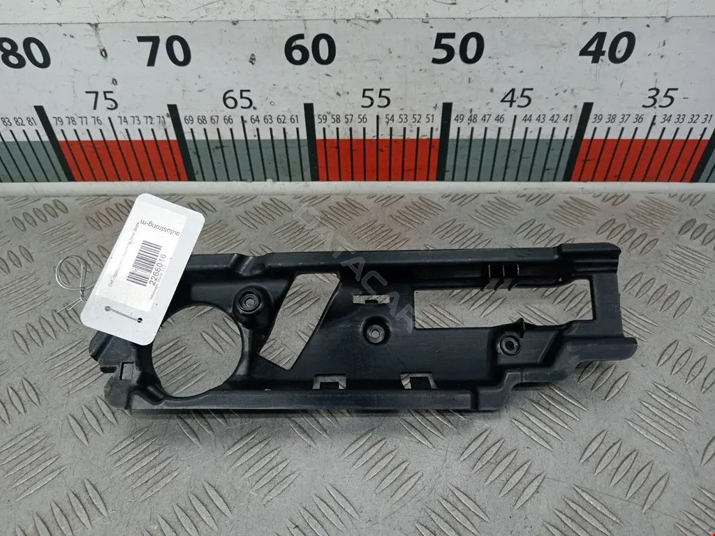 Кронштейн ручки двери 7N0837197