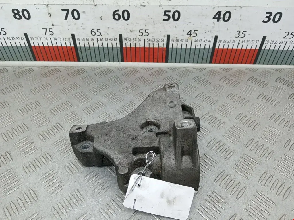 Кронштейн компрессора кондиционера 03C903143A, 03C903143B