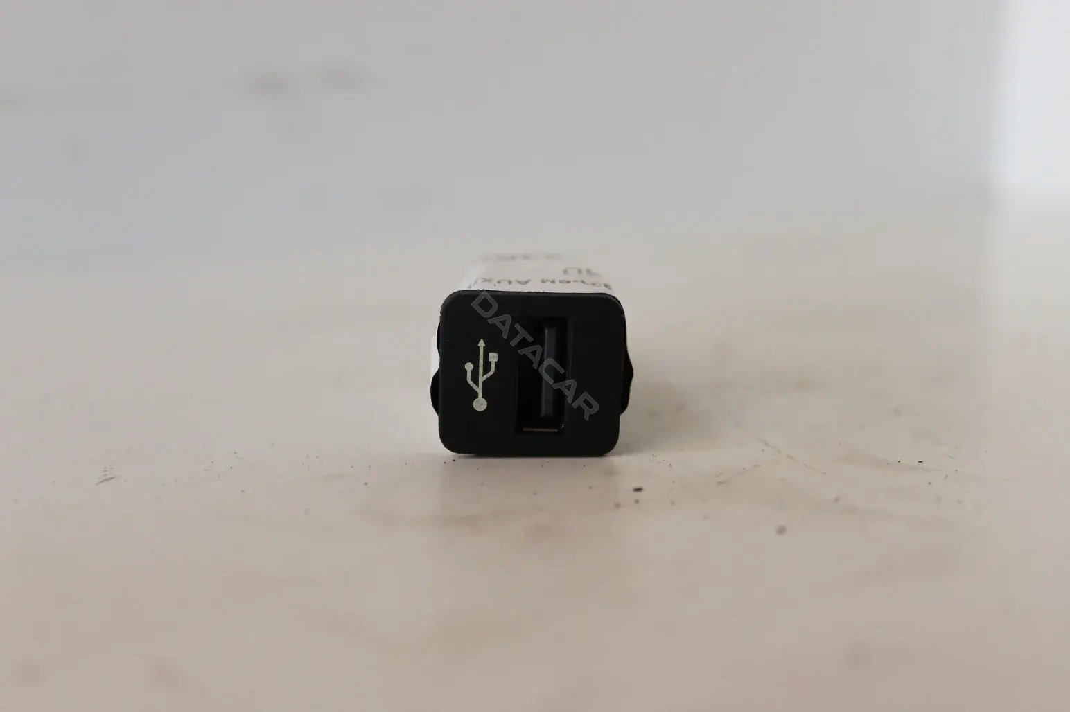 Разъем AUX / USB 61316986791