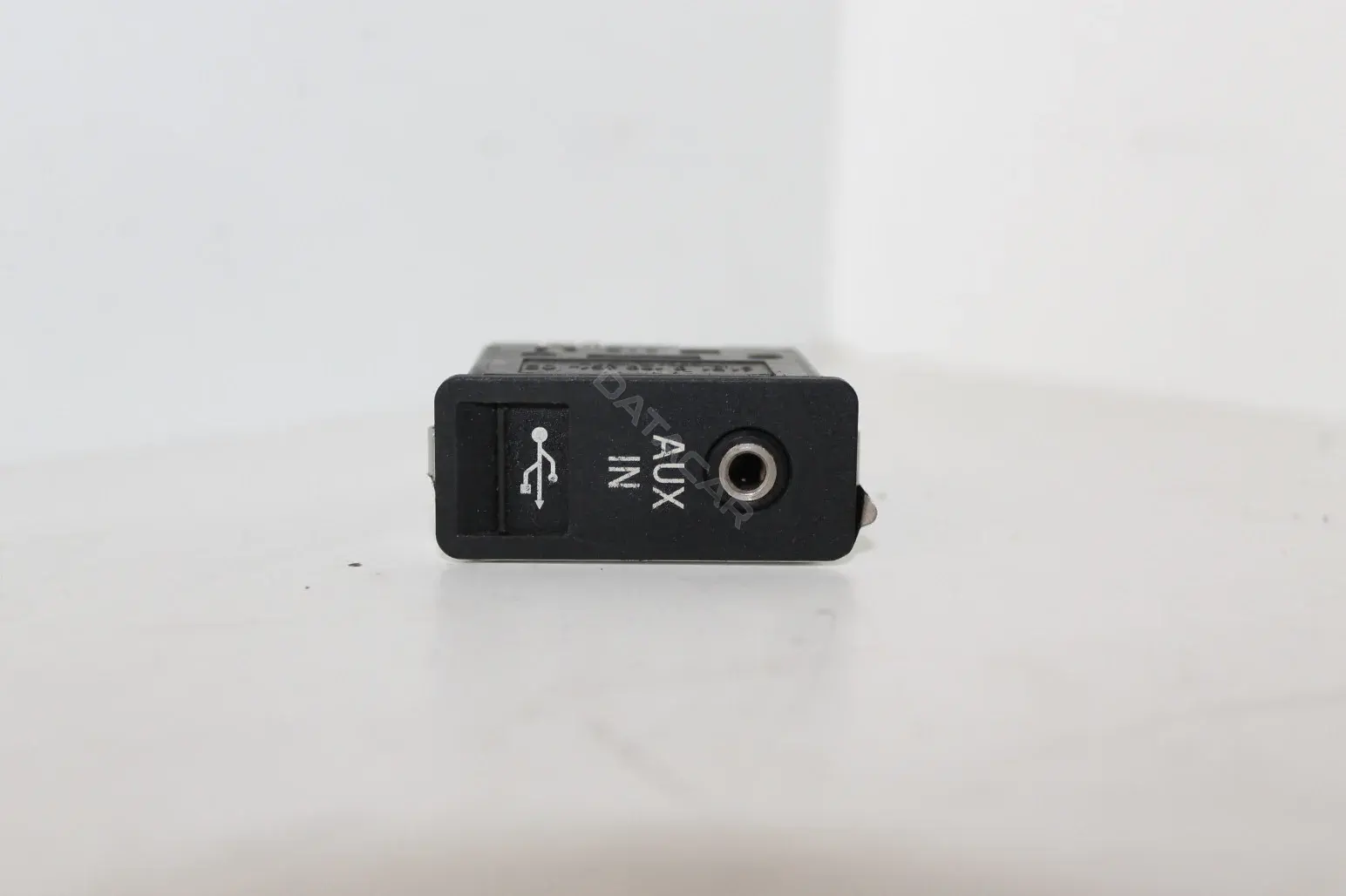 Разъем AUX / USB 61316986791
