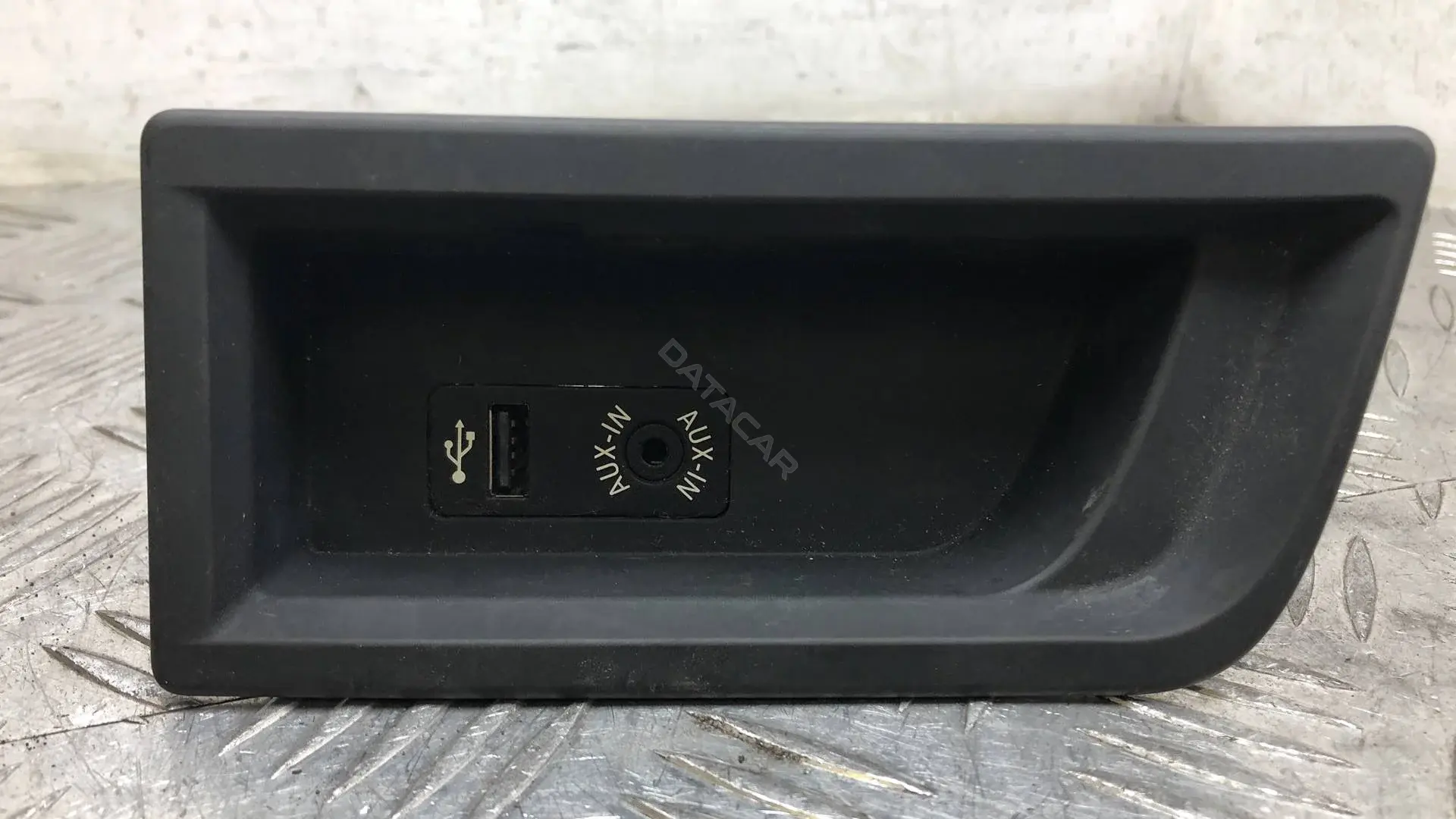 Разъем AUX / USB 84109229246, 9229246