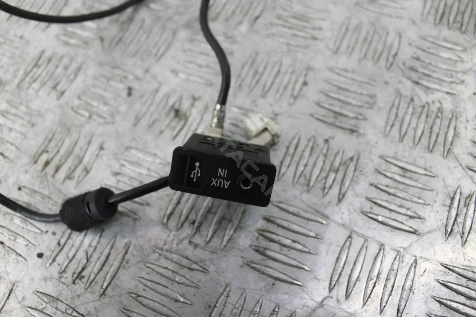 Разъем AUX / USB 61319129652, 9129652