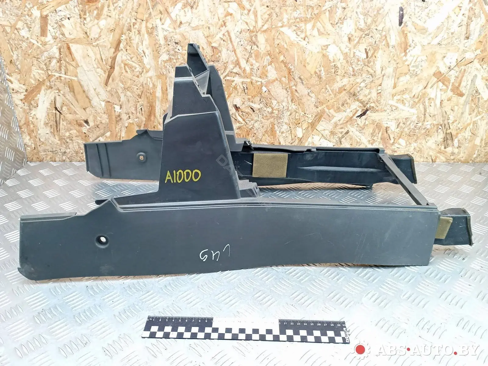 Консоль салона (кулисная часть) MR402404