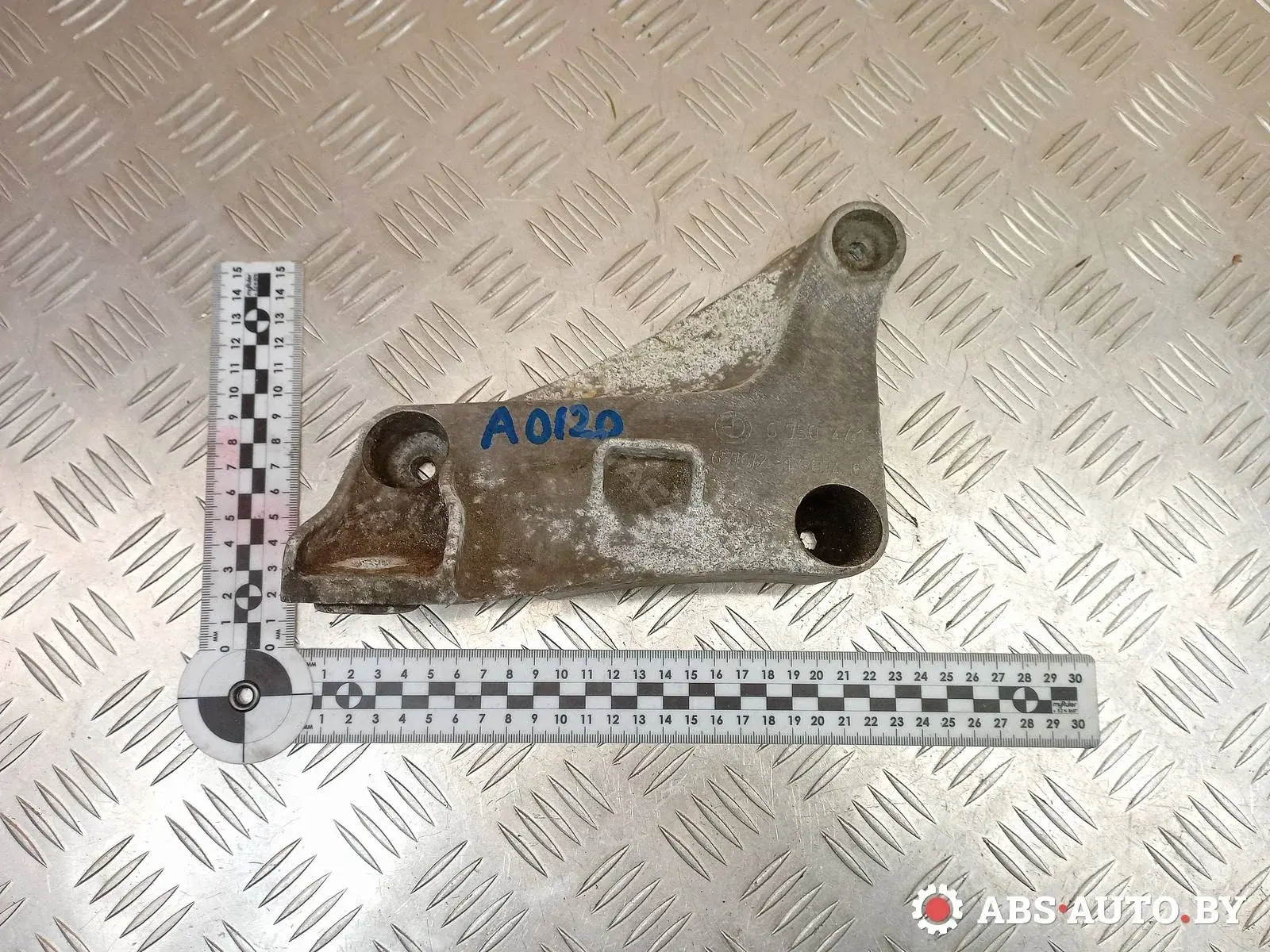 Кронштейн двигателя 6750441