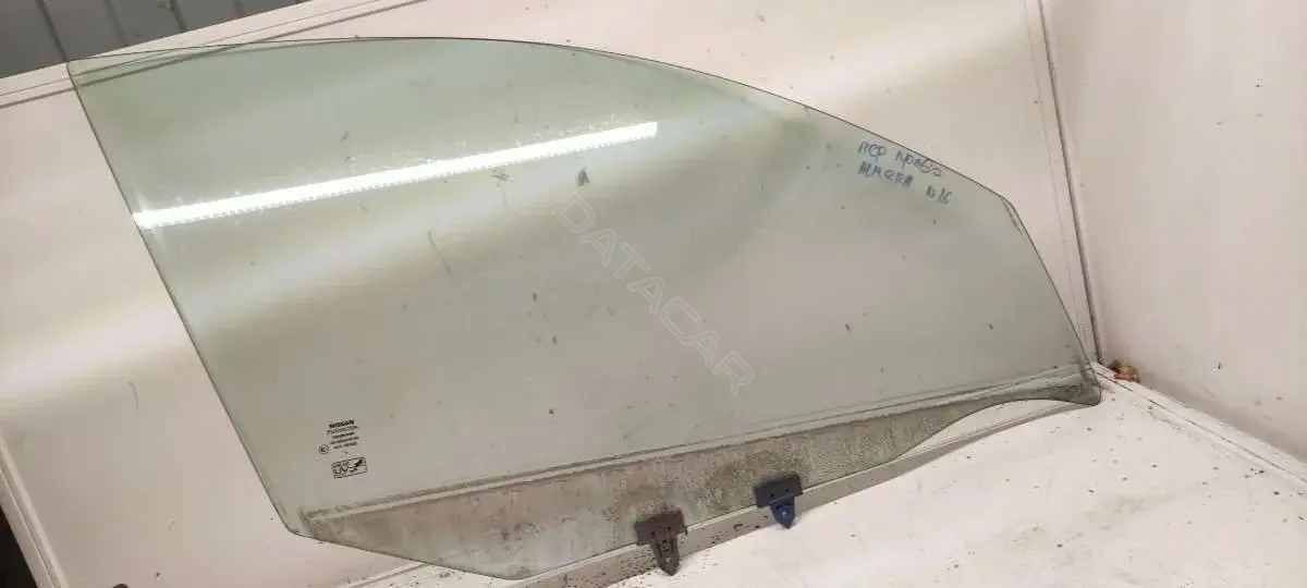 Стекло двери 80300BM701