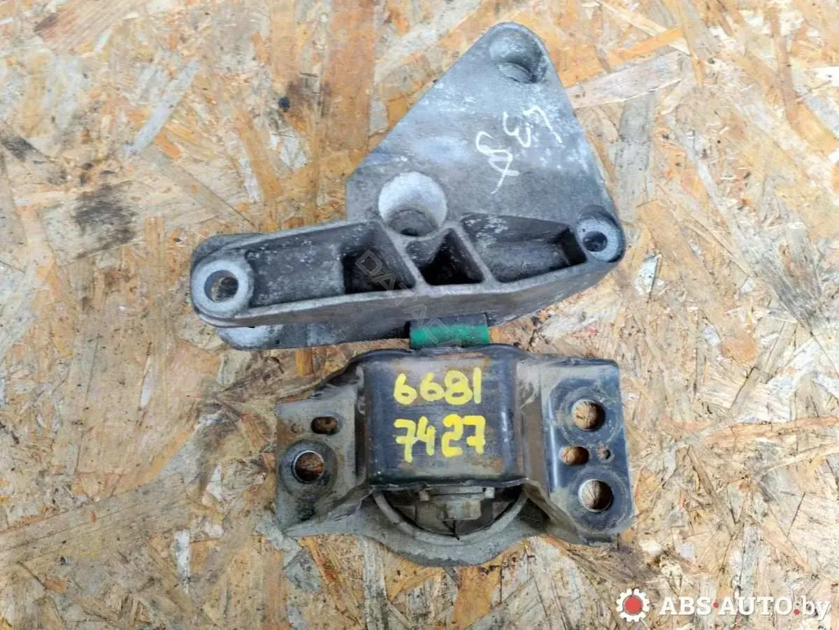 Кронштейн двигателя 8200437465