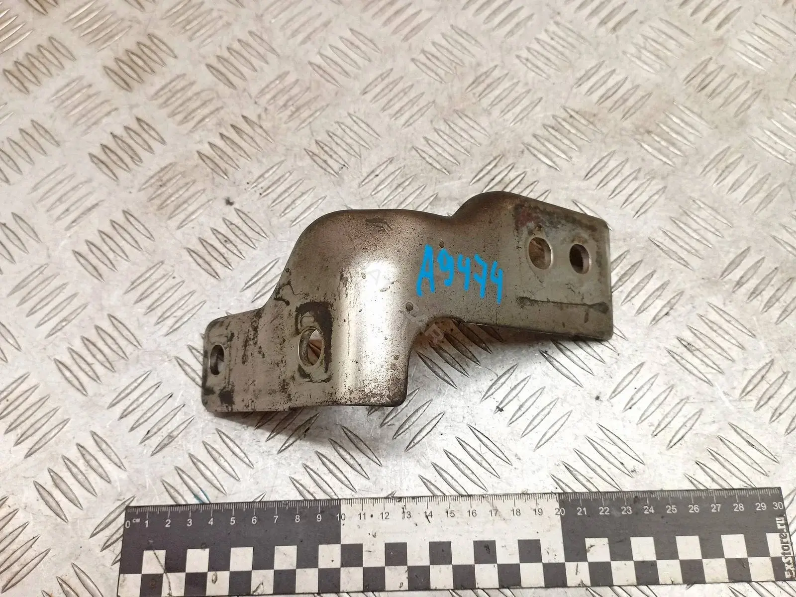 Кронштейн двигателя GJ5F39030