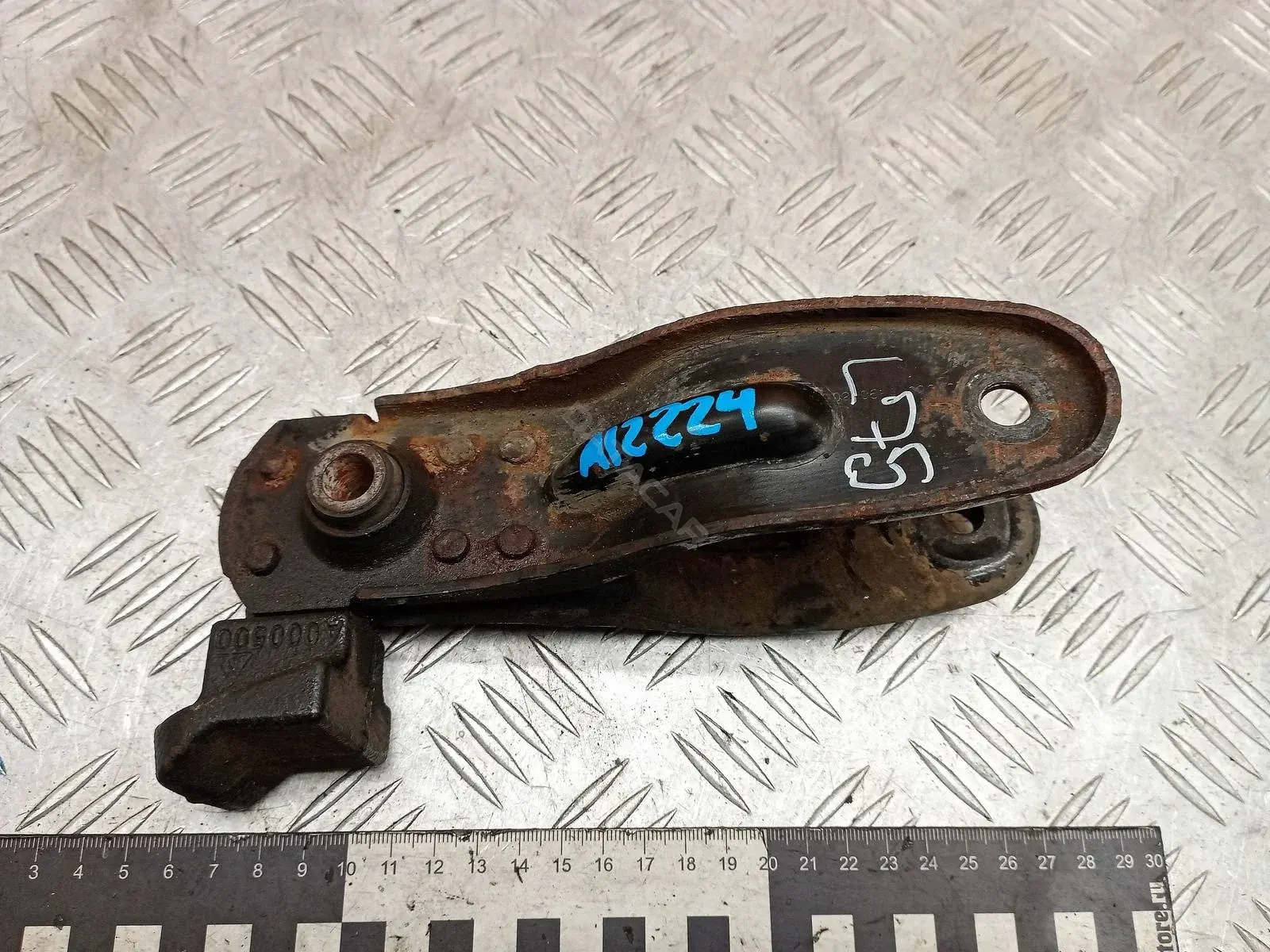 Кронштейн двигателя A000500, LFA26