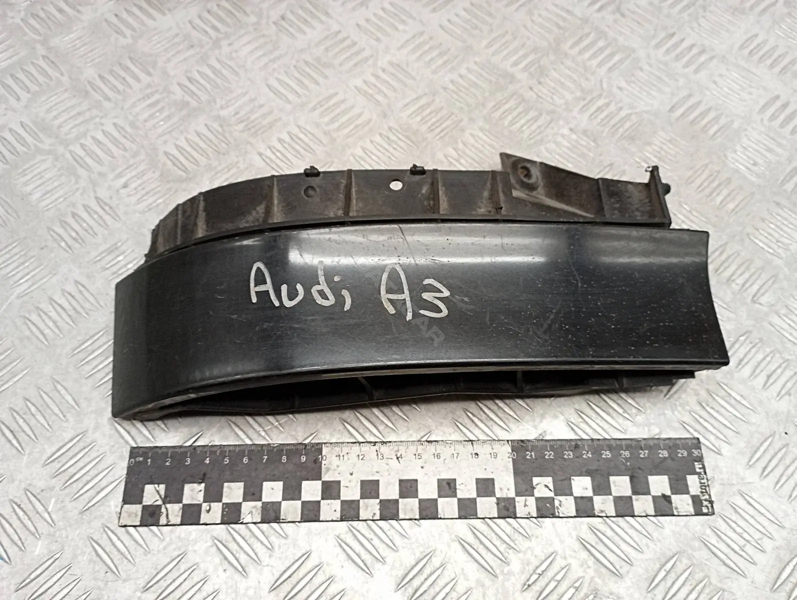 Кронштейн-направляющая бампера 8L0807378D