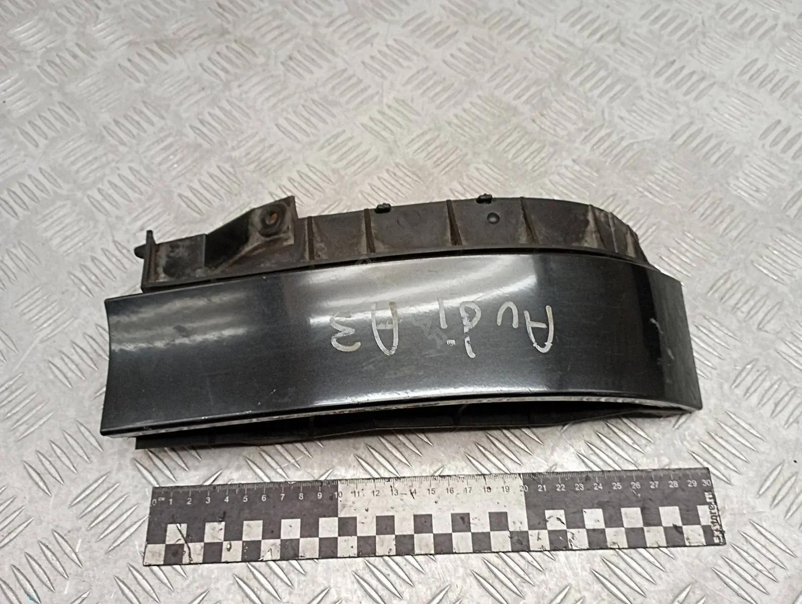 Кронштейн-направляющая бампера 8L0807377D