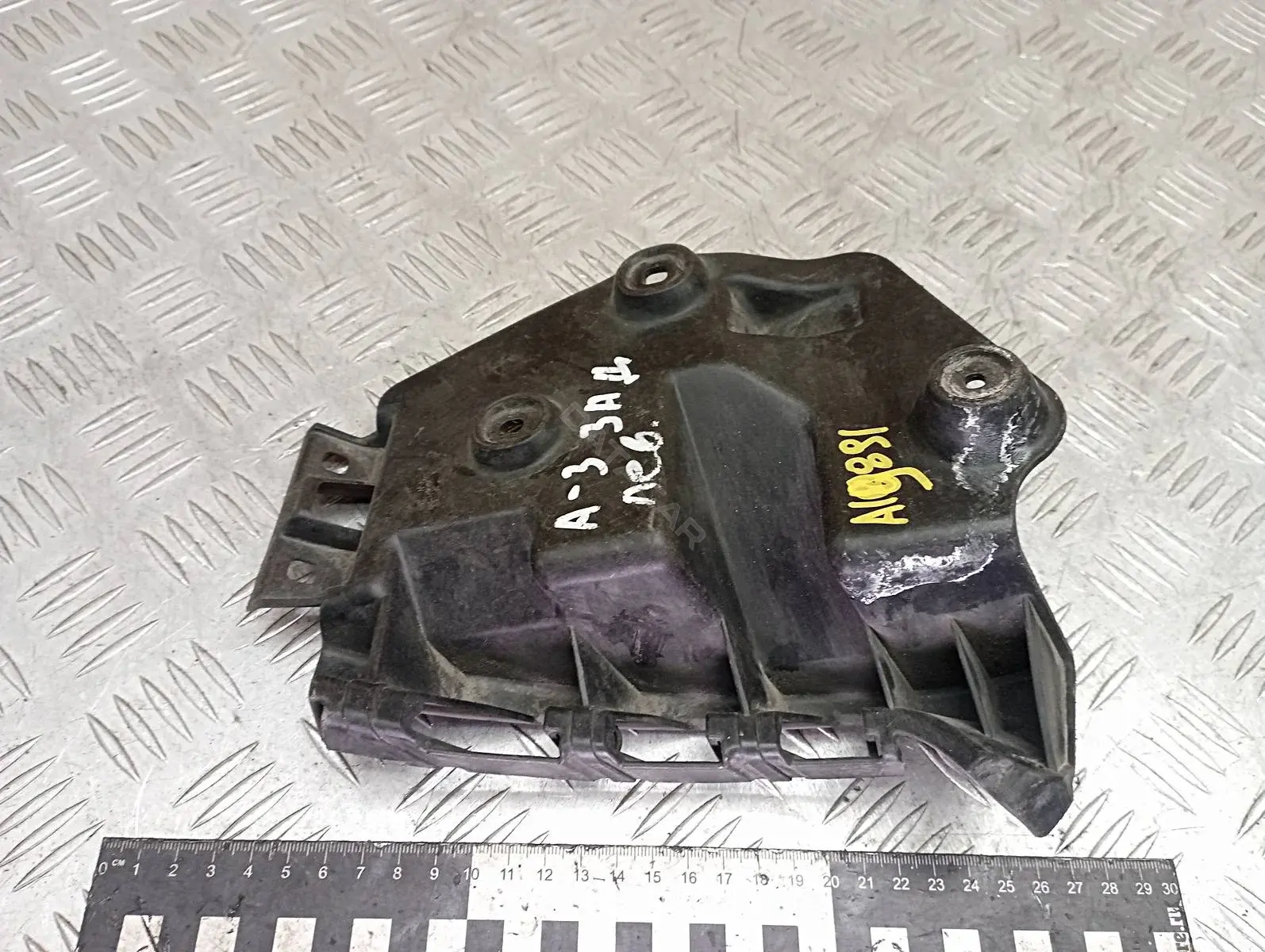 Кронштейн-направляющая бампера 8P4807393