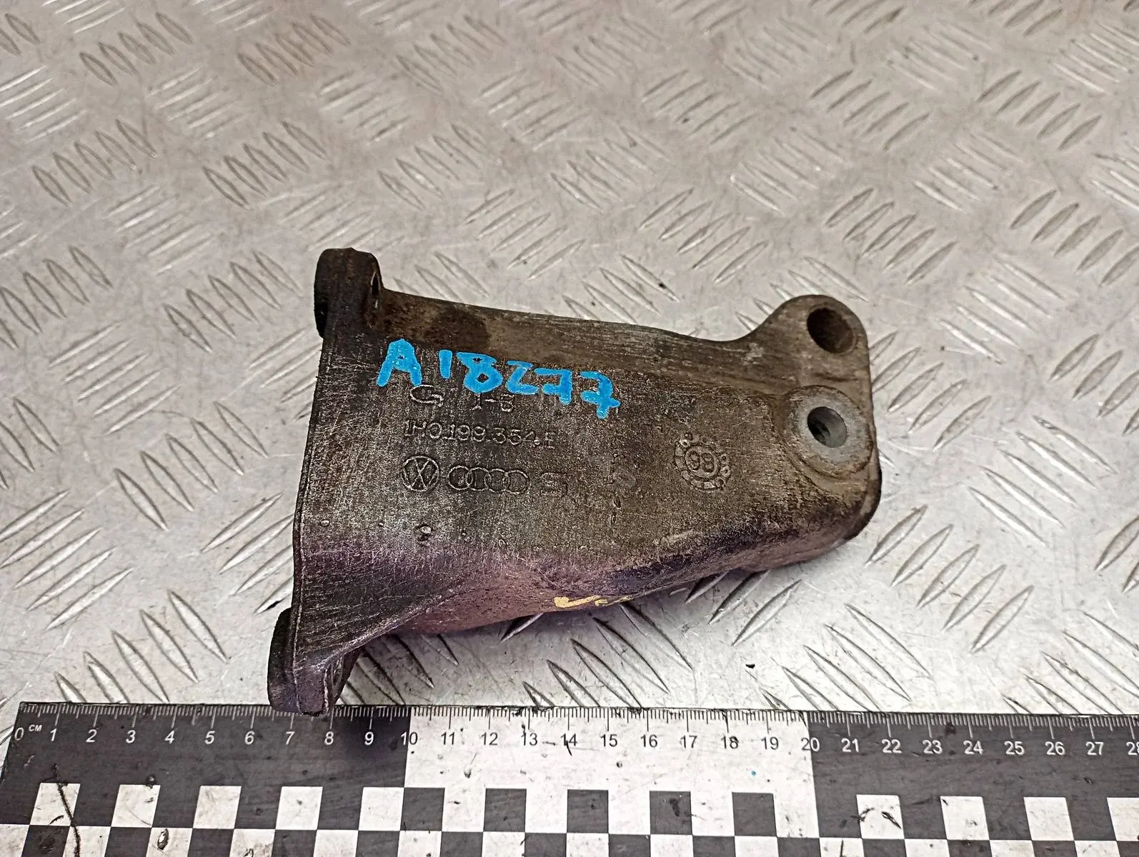 Кронштейн двигателя 1H0199354E