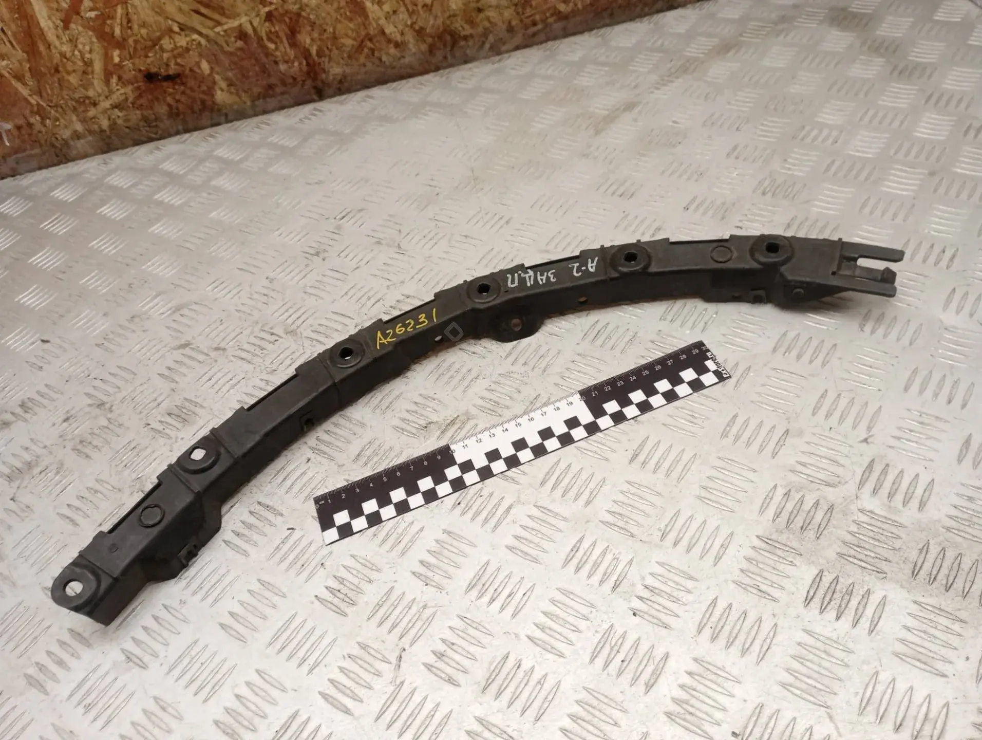 Кронштейн-направляющая бампера 8Z0853862A