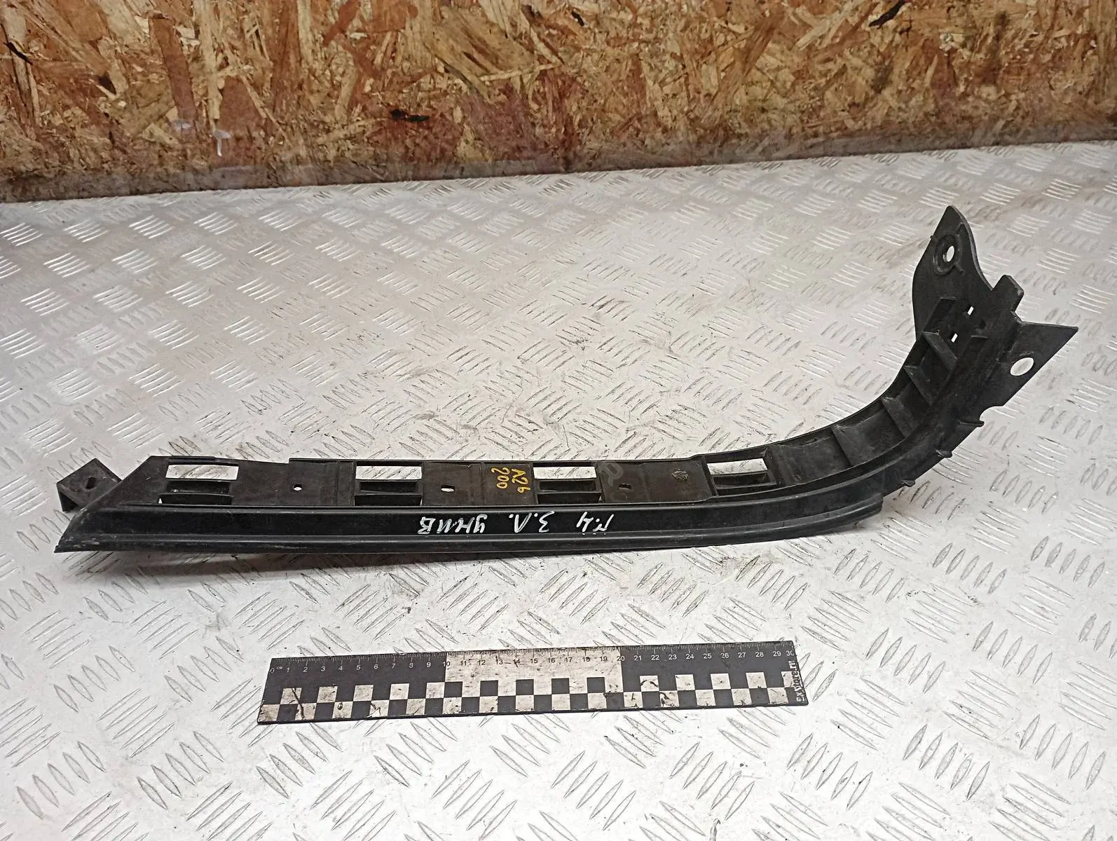 Кронштейн-направляющая бампера 1J9807393