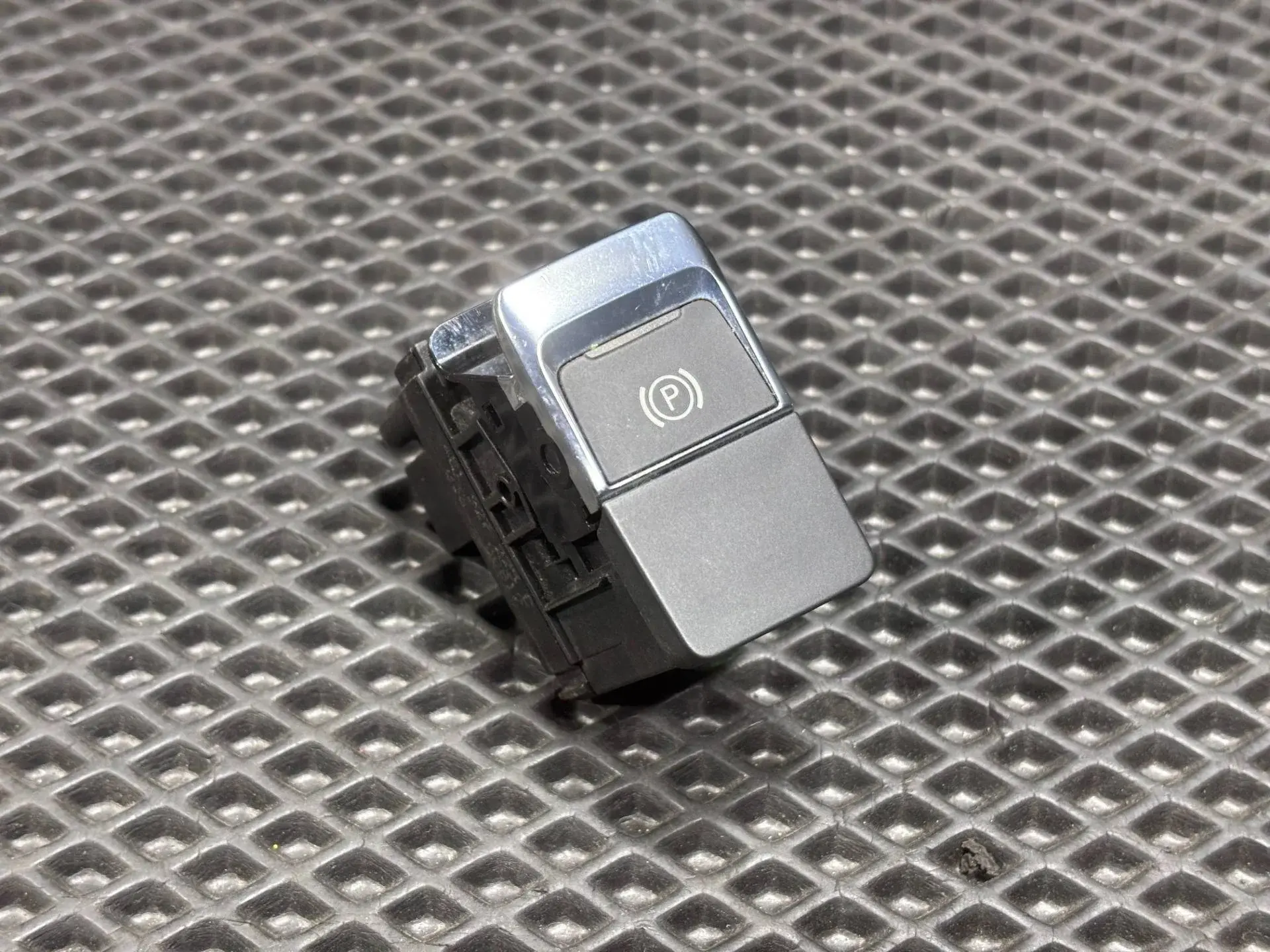 Кнопка стояночного тормоза 4G1927225C