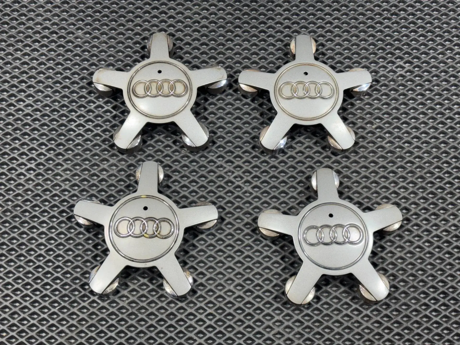 Колпаки на колеса 10CVW041RA, 4F06011657ZJ, 4F0601165N